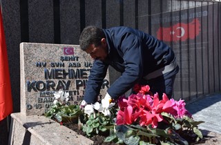 Şehitliklere Titiz Bakım